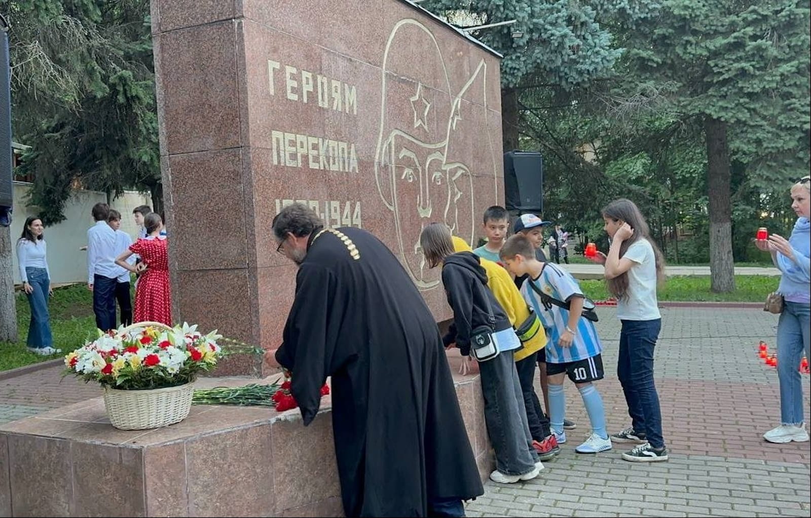 Акция «Свеча памяти» прошла у памятника героям Перекопа - Храм свв.  благоверных князей российских и страстотерпцев Бориса и Глеба в Зюзине