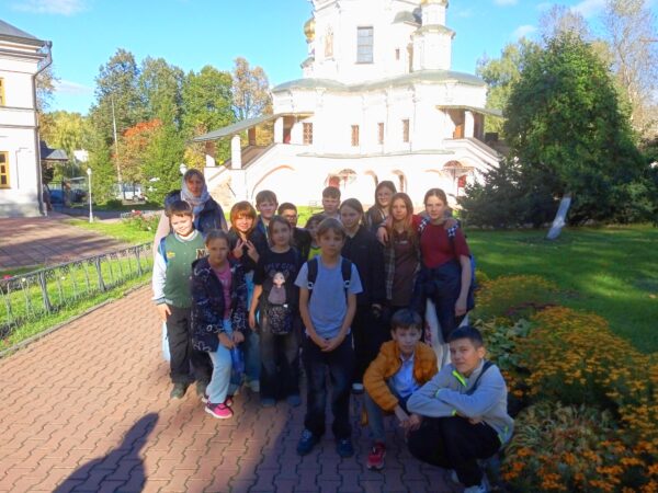 Приходской миссионер провела экскурсию по нашему храму для учащихся школы № 536